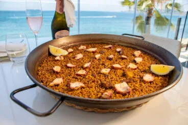 Paella de marisco con vistas al mar