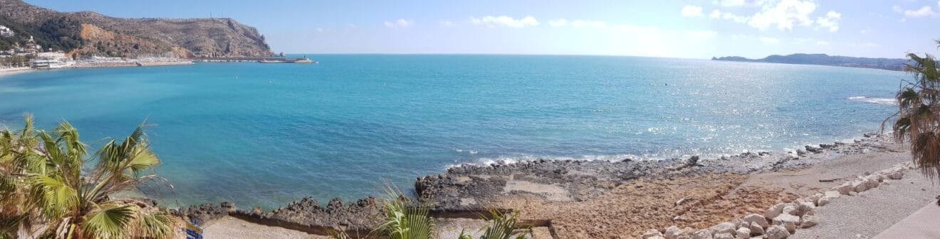 Panorámica de las vistas de la bahia de Xàbia desde la playa de la Grava