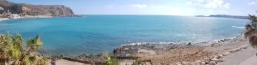 Panorámica de las vistas de la bahia de Xàbia desde la playa de la Grava