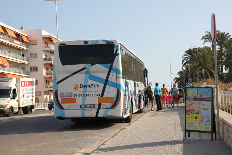 Parada de autobús en la parte norte de la playa
