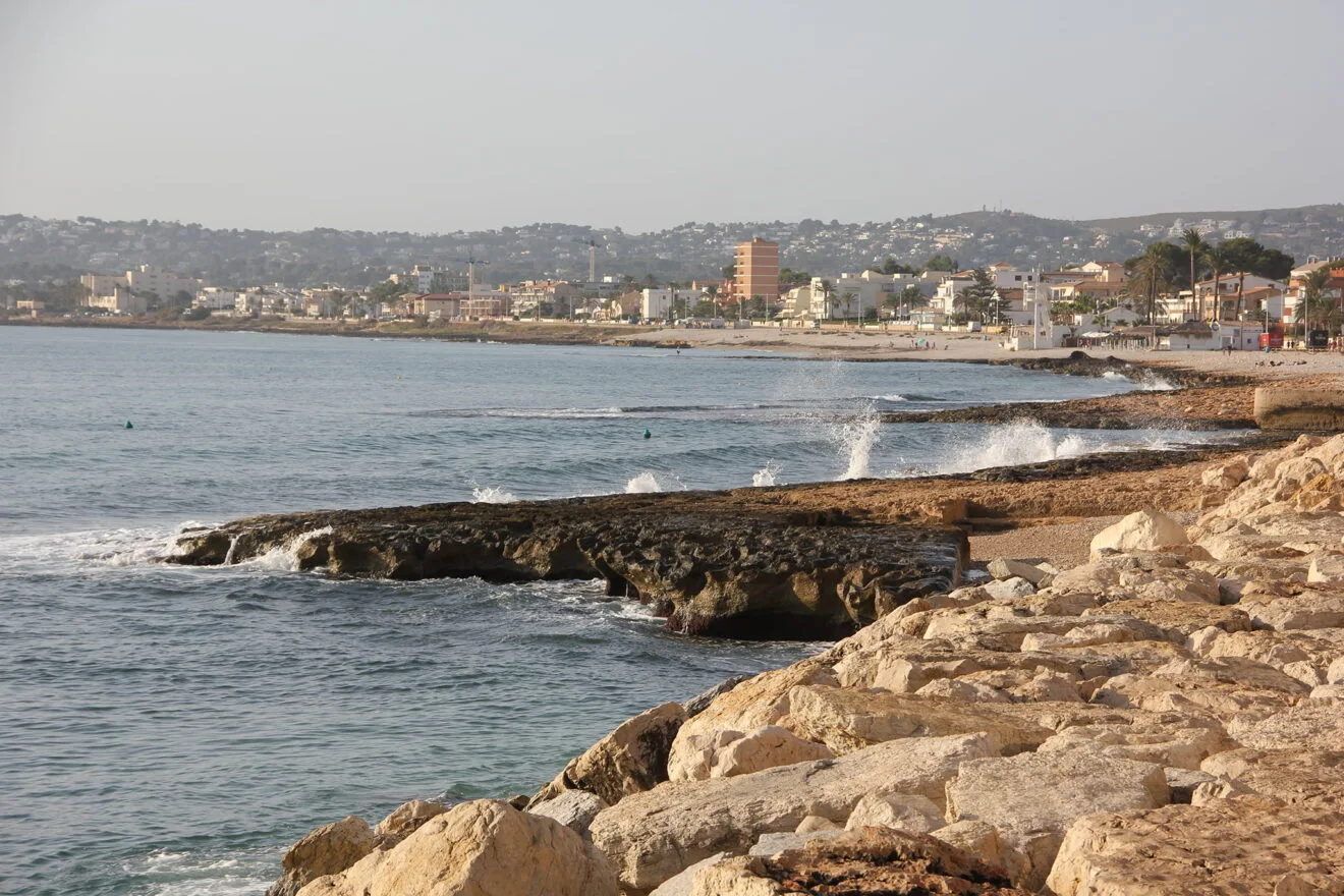 Parte final de la playa de la Grava formada de rocas