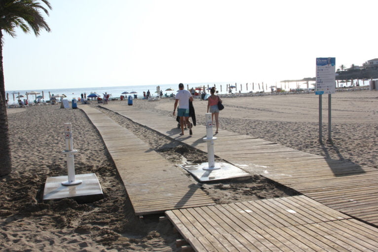 Houten loopbruggen om toegang te krijgen tot de kustlijn van het strand