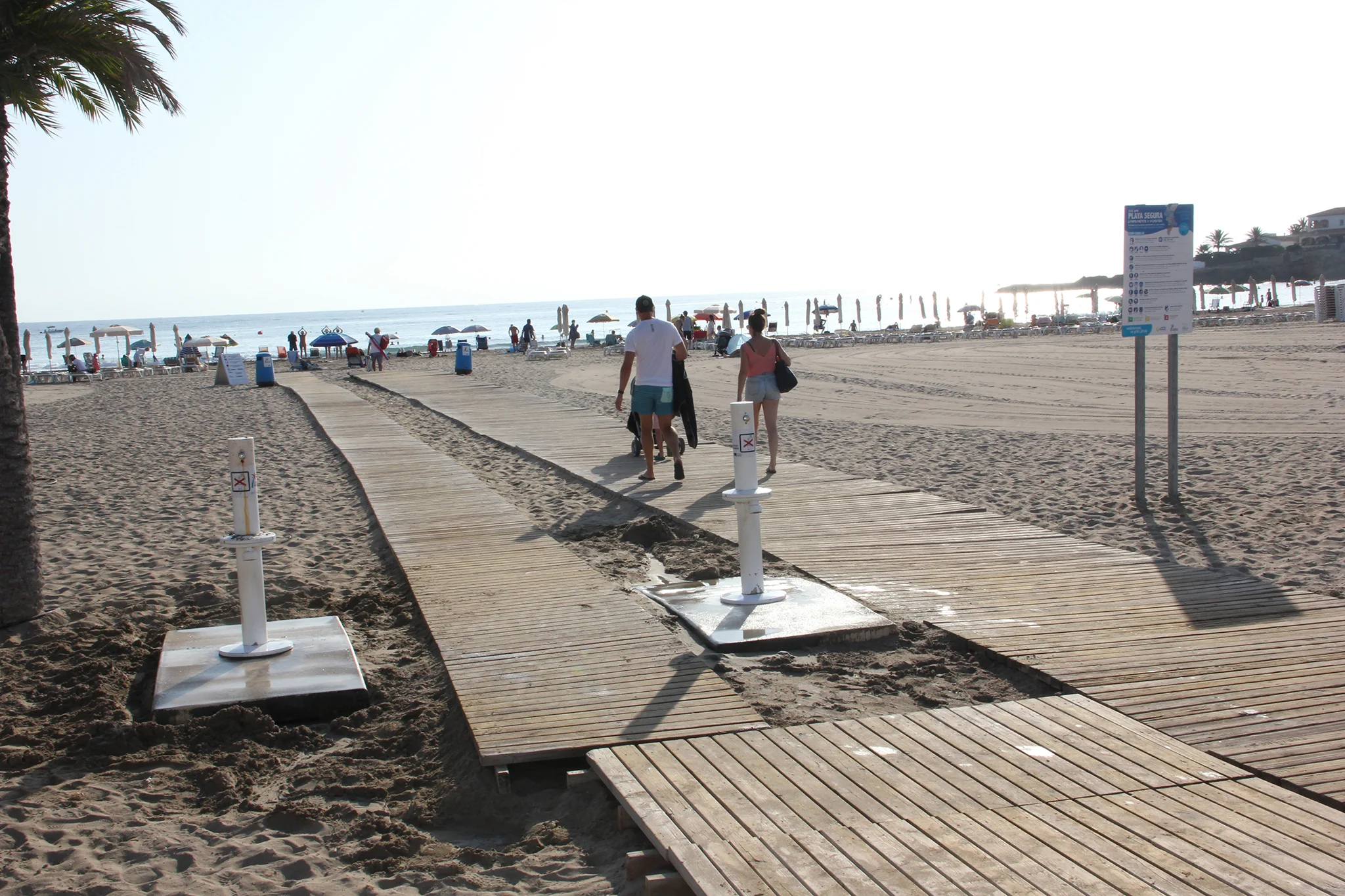 Pasarelas de madera de acceso a la orilla de la playa