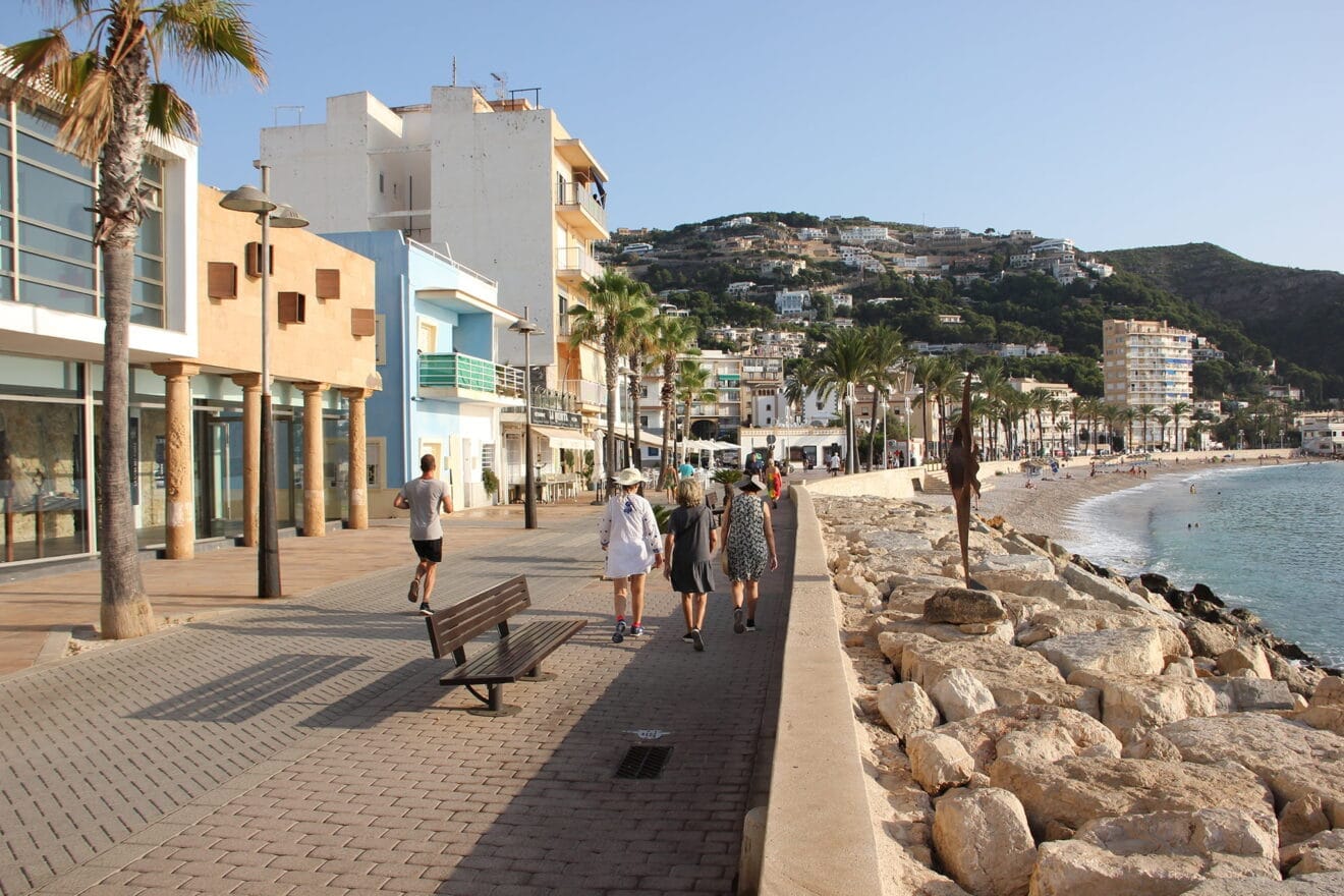 Paseo marítimo que rodea la playa de la Grava