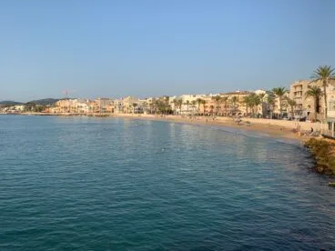 Playa de la Grava desde la zona del Puerto