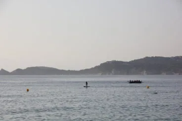 Practicando remo y paddle surf en aguas de la playa de la Grava