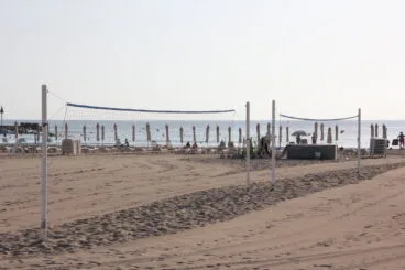 Redes de voleyplaya instaladas en el Arenal