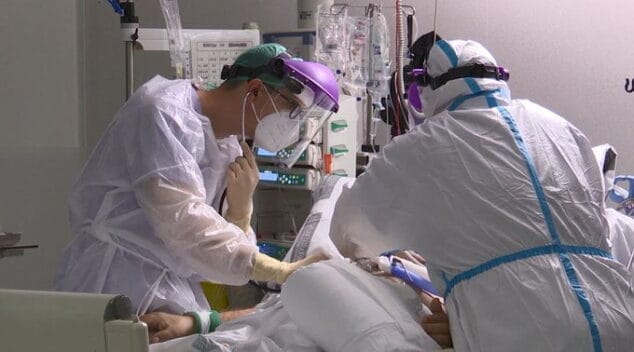 Imagen: Sanitarios atendiendo a un paciente
