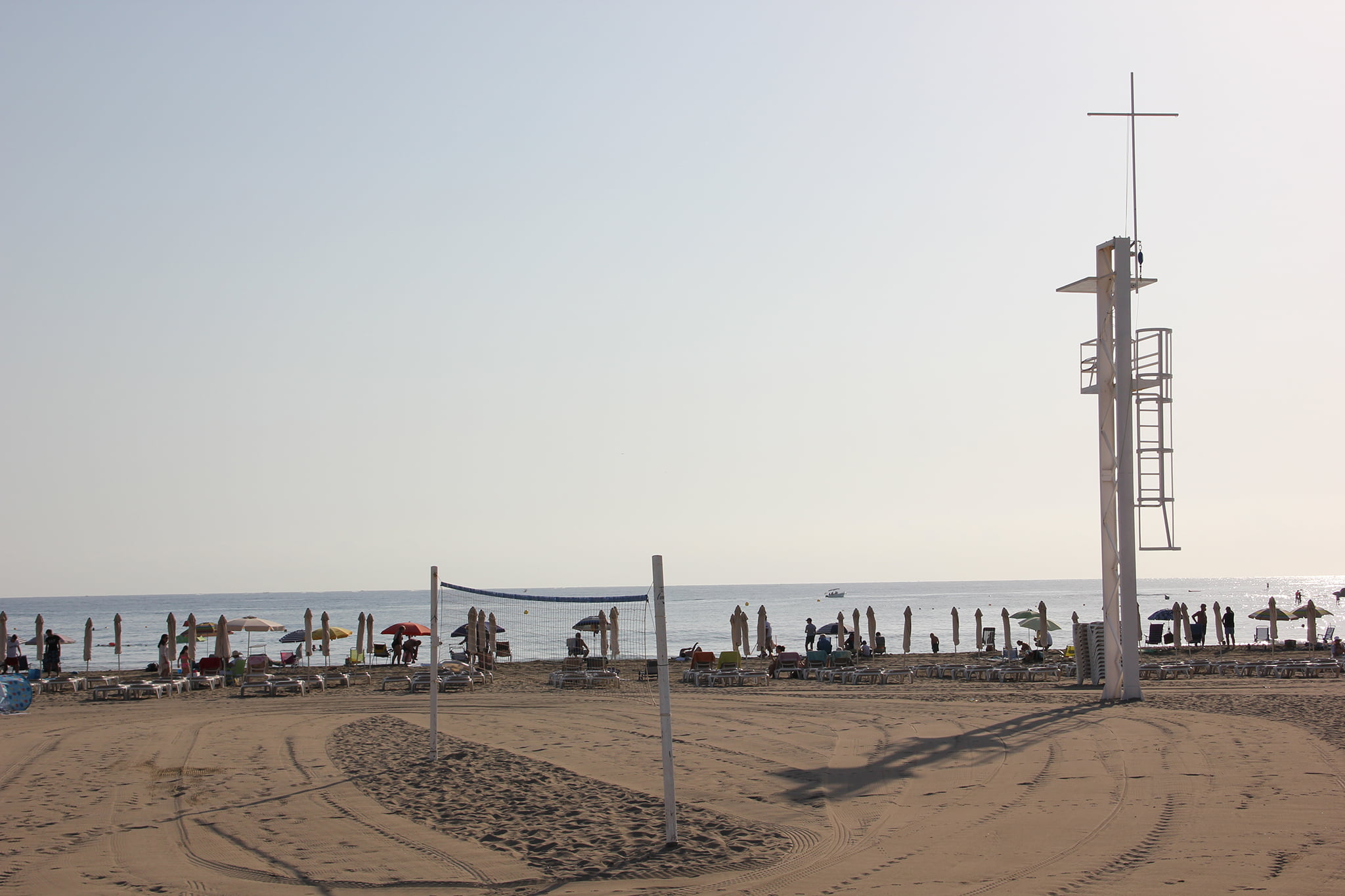 Torre de vigilancia marítima en la playa del Arenal
