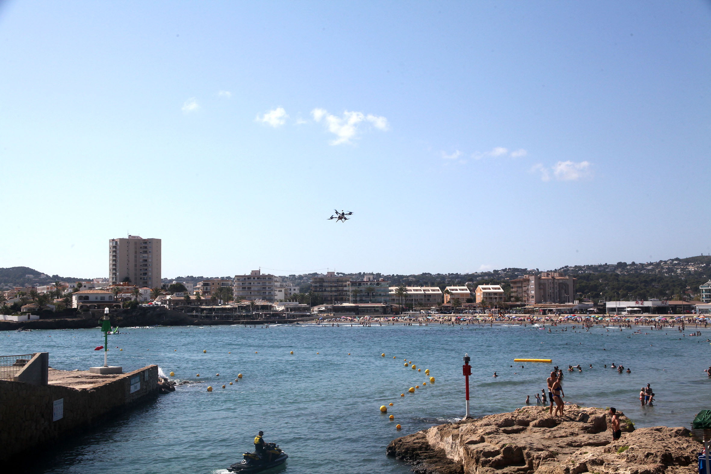 Ximo Puig anuncia el uso de drones para frenar ahogamientos en las playas