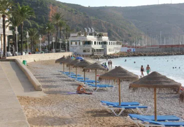 Zona de hamacas y sombrillas de la Playa de la Grava