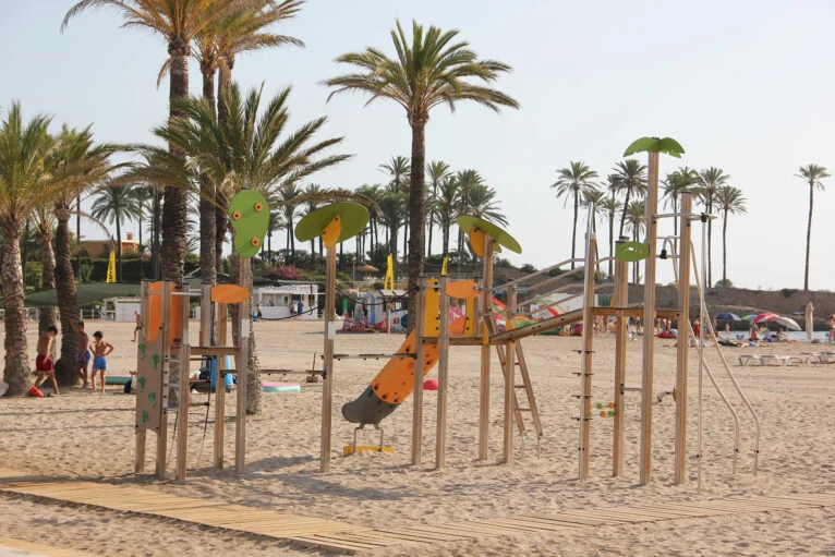 Zona de juegos infantiles en la playa del Arenal