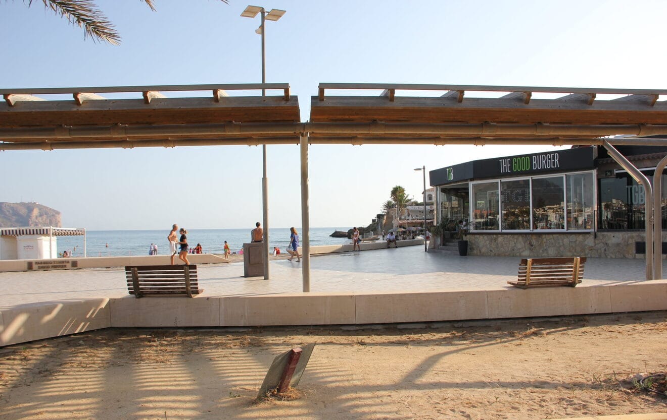 Zona de sombraje en la playa del Arenal