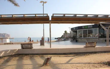 Zona de sombraje en la playa del Arenal