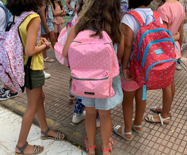 Imagen: Alumnado en la entrada de un colegio