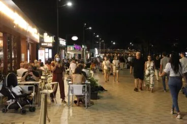 Ambiente en el paseo del Arenal la noche del sábado