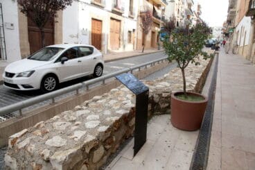 Antigua muralla reconstruida en el centro histórico de Xàbia