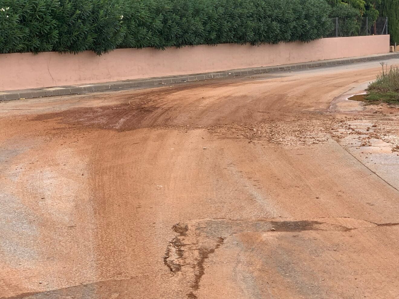 Arrastre de tierra y piedras en un vial de Xàbia