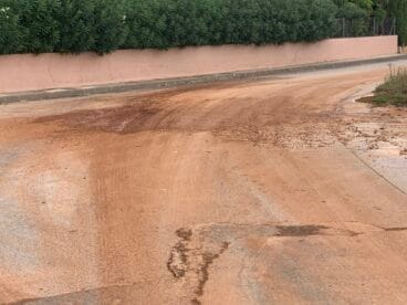 Arrastre de tierra y piedras en un vial de Xàbia