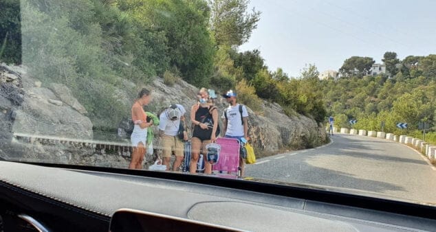 Imagen: Bañistas acceden a pie por la carretera