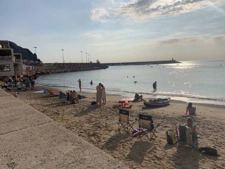 Bañistas en la playa de la Grava a primera hora de este domingo
