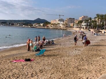 Bañistas en la playa de la Grava a primera hora del domingo