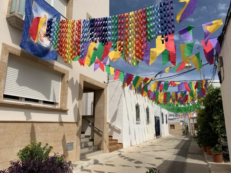 Украшенная улица на фестивале Fiestas de Loreto 2021