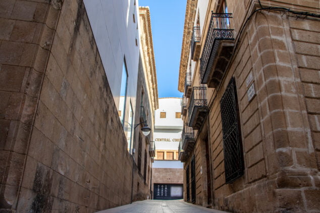 Imagen: Calle Primicias en el centro histórico de Xàbia