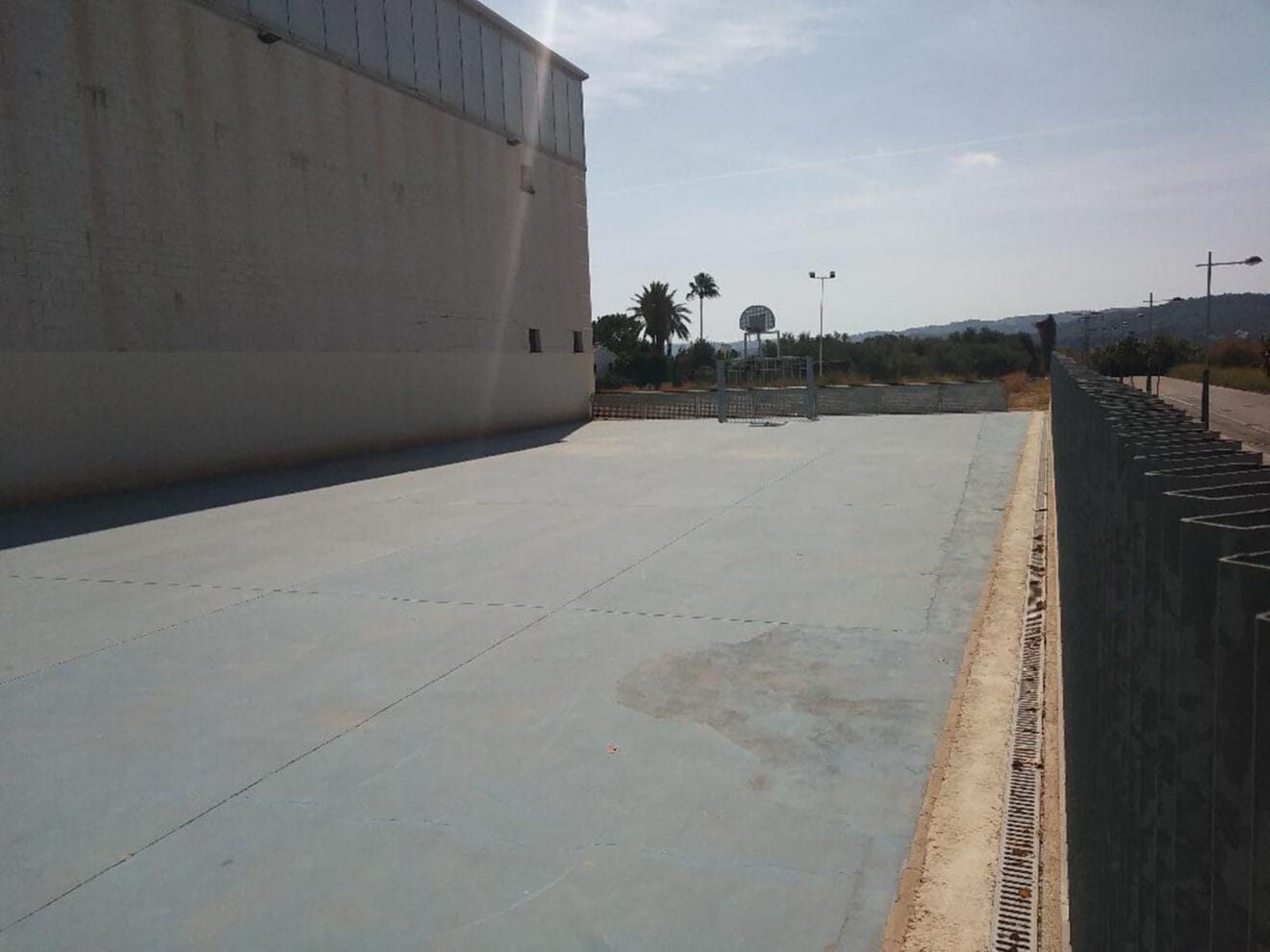Campo y cancha en el exterior del recinto deportivo del Frechinal