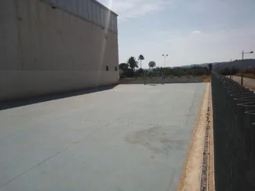 Campo y cancha en el exterior del recinto deportivo del Frechinal
