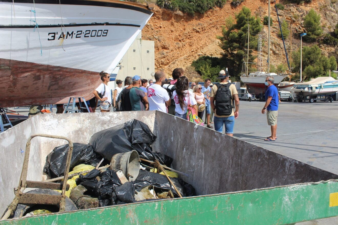 Grupo de voluntarios en la limpieza del Club Náutico Jávea