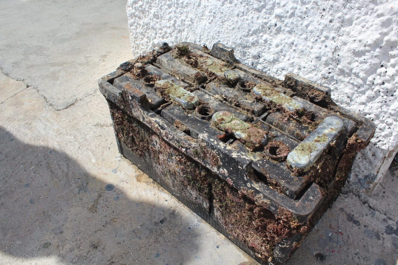 Batería de embarcación extraída del fondo del mar
