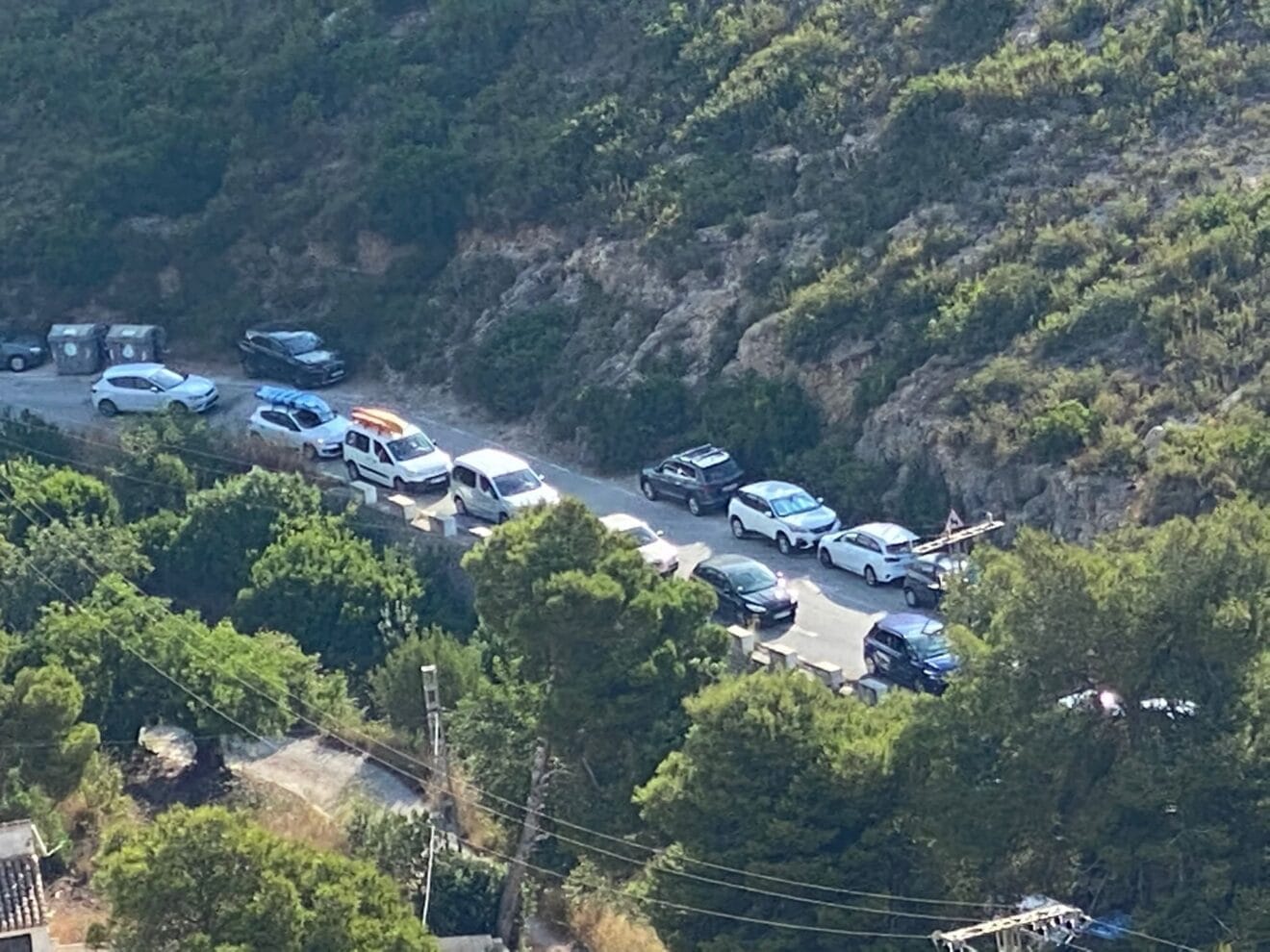 Cola de coches en el acceso a la Granadella