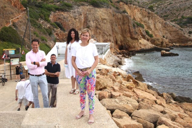 Imagen: Concejales del Partido Popular en la Cala del Tangó