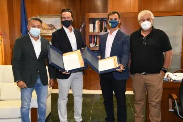 Entrega del título de la villa a los descubridores de las monedas