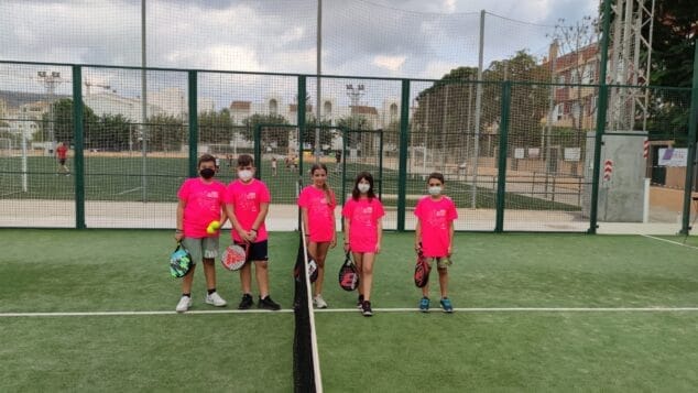Imagen: Alumnos de padel en Escoles Esportives Municipals