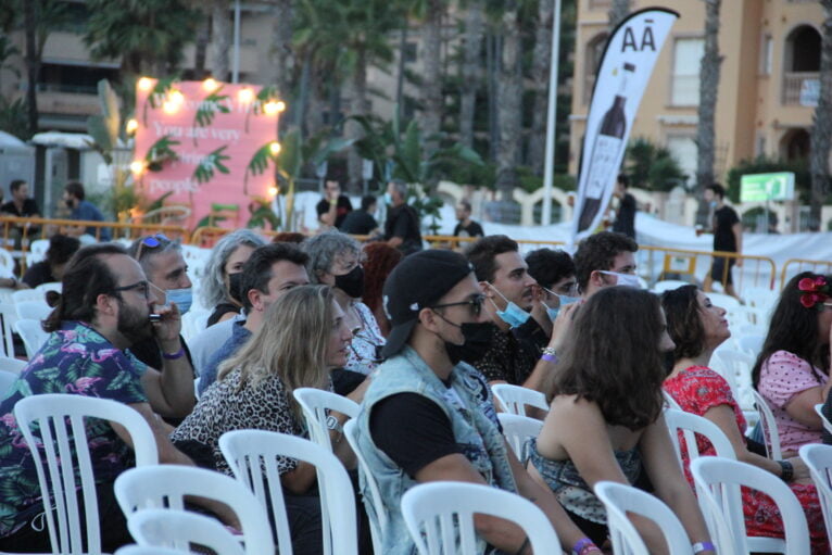Grupo de gente tocando la armónica en el Montgorock Xàbia Festival 2021