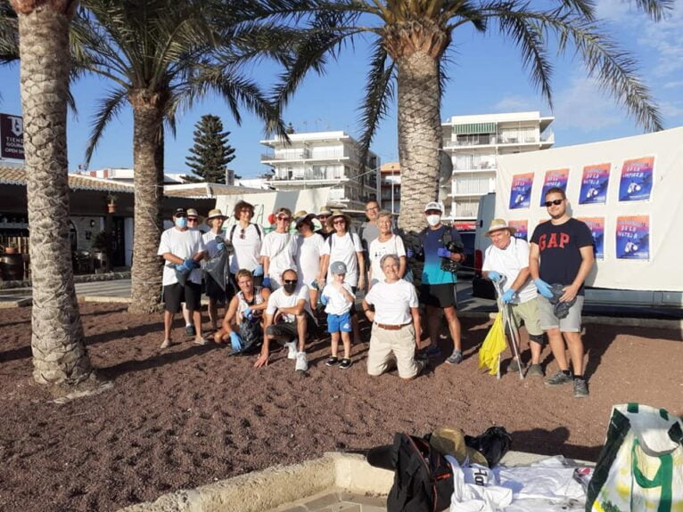 Grupo de limpieza de la playa del Arenal