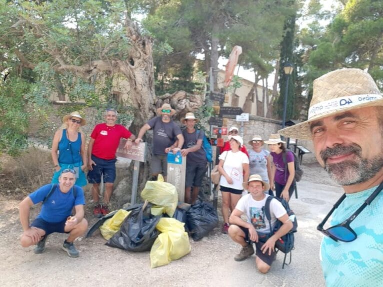 Grupo de personas en la limpieza del litoral