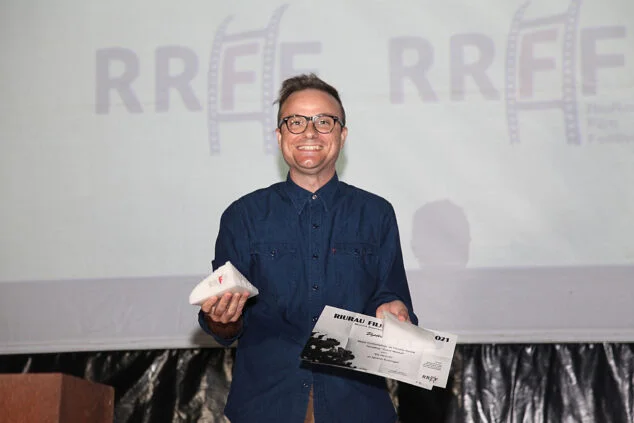 Imagen: Ignacio Estaregui recogiendo su premio a Mejor Cortometraje de Ficción
