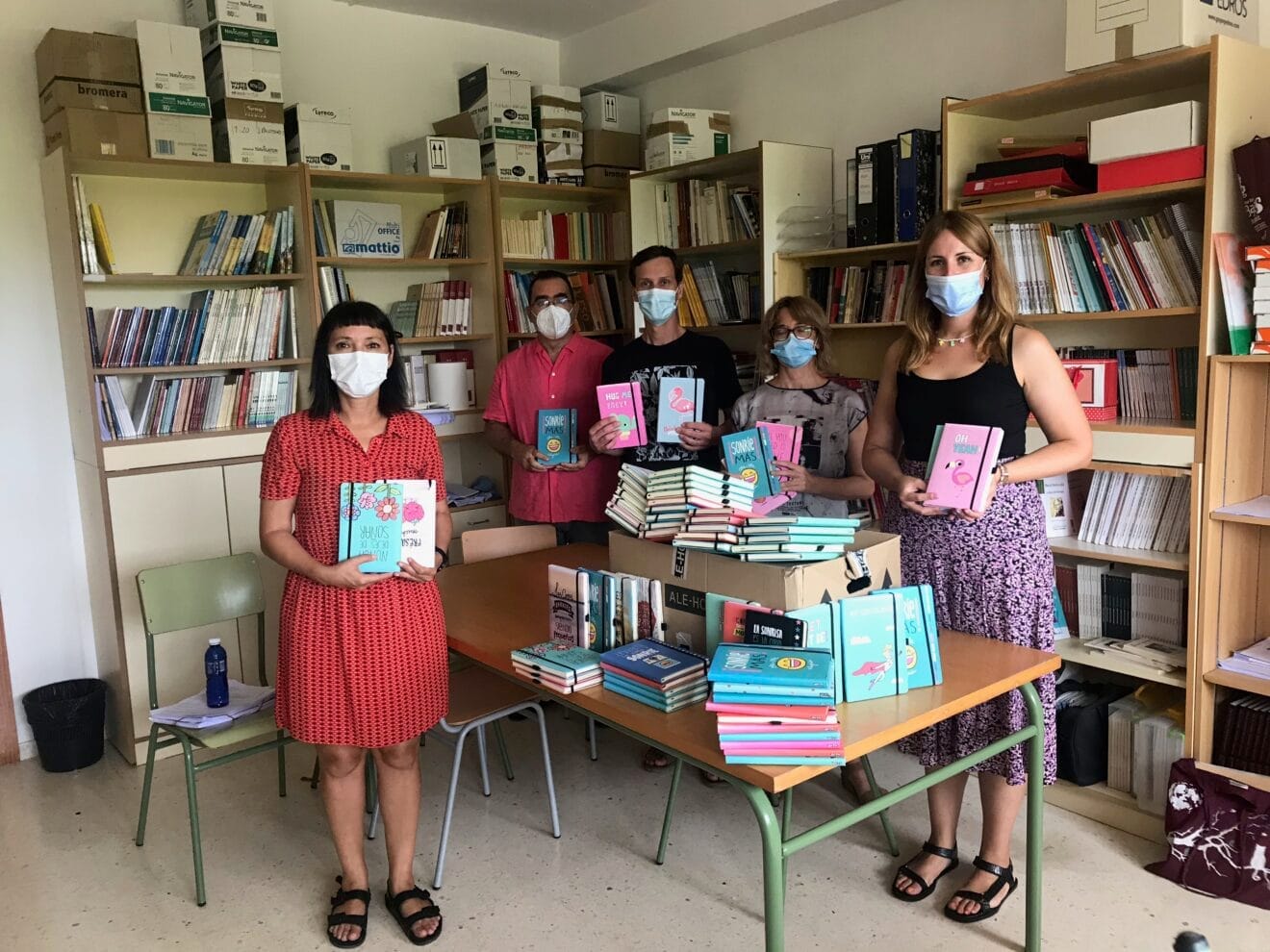 Donación de libretas al IES Antoni Llidó