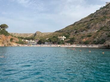 Cala Granadella desde el mar en 2021