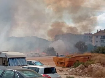 Incendio en la parcela de Avd. Juan Carlos I de Xàbia