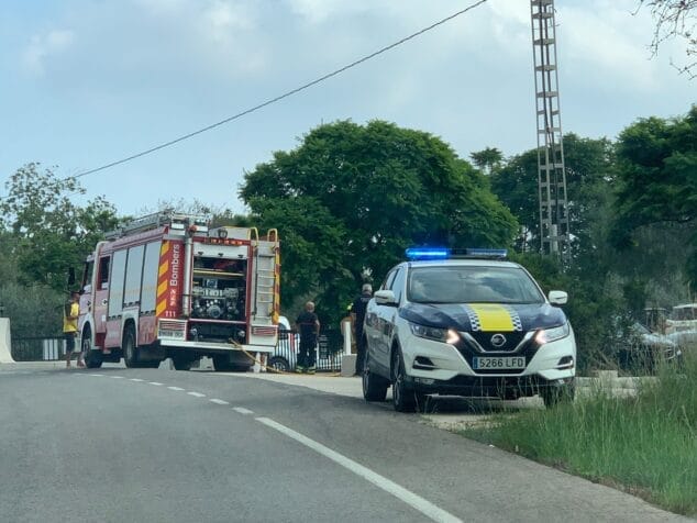 Imagen: Intervención de bomberos y Policía Local en el lugar del incidente