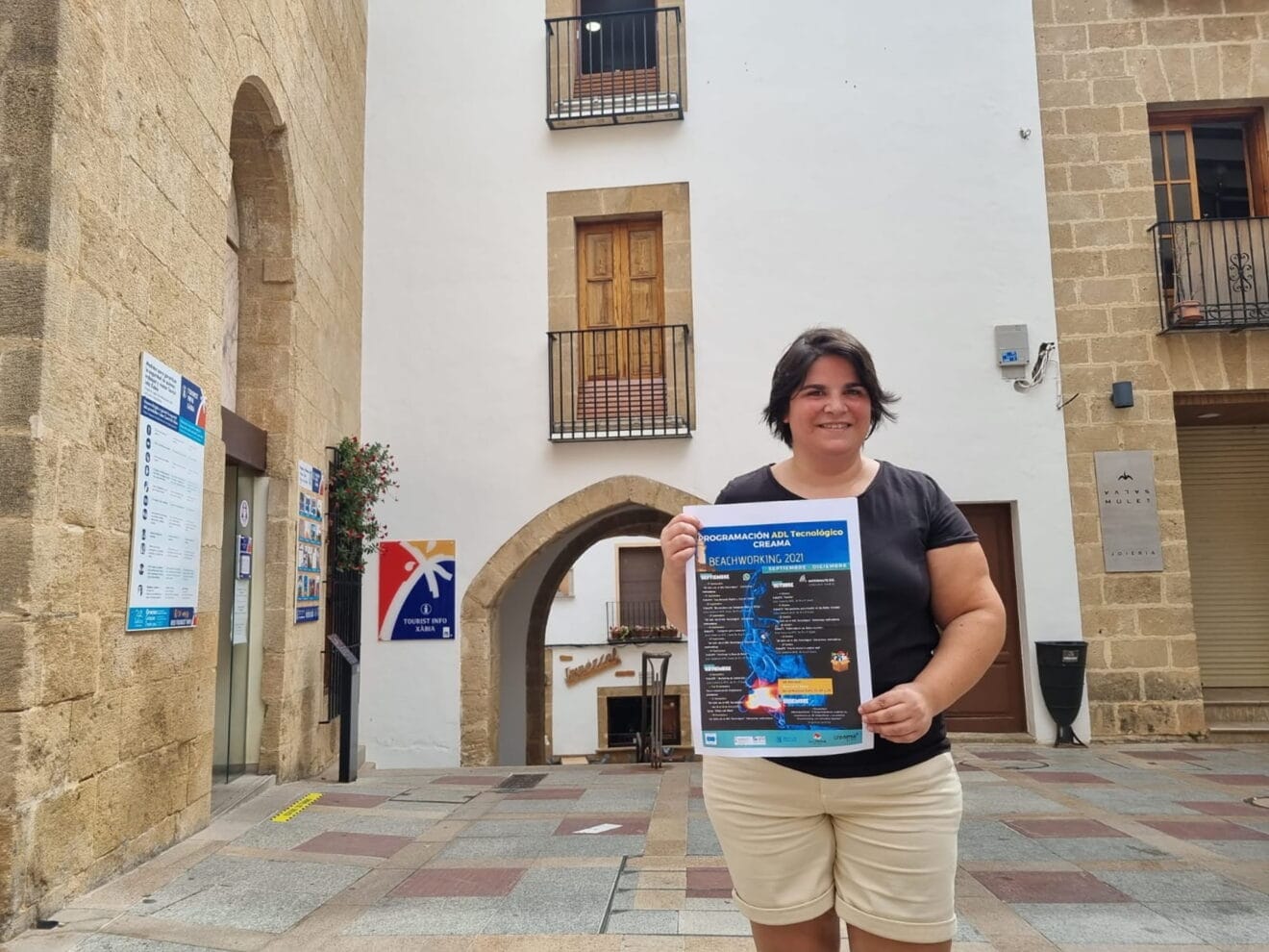 La concejala presentando la programación
