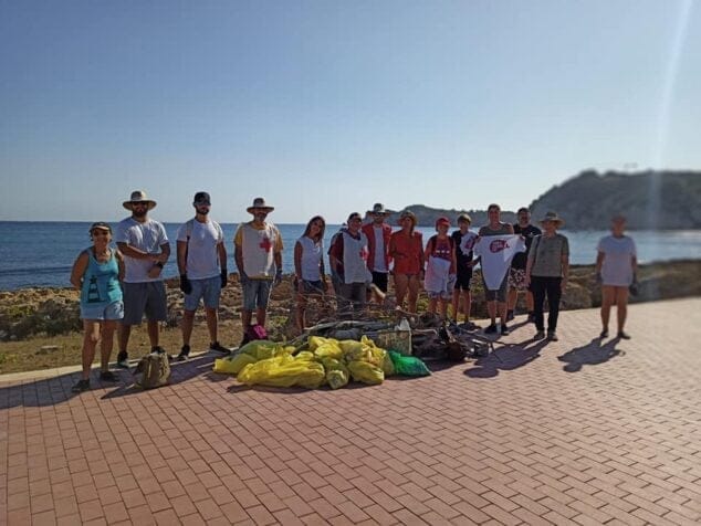 Imagen: Limpieza en Cala Blanca