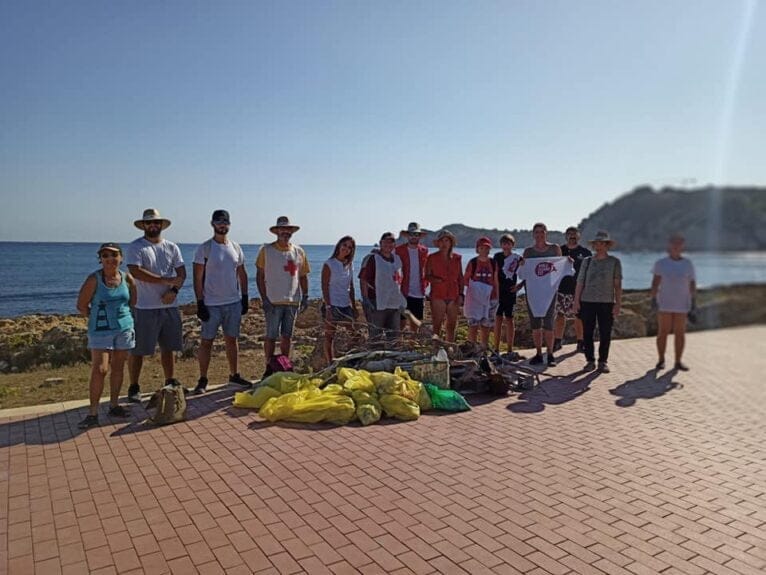 Limpieza en Cala Blanca