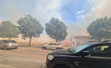 Llamas del incendio de una parcela de Xàbia