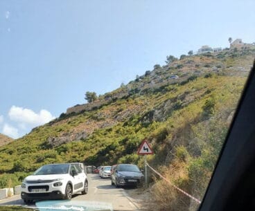 Mal estacionamiento de vehículos dificultando paso