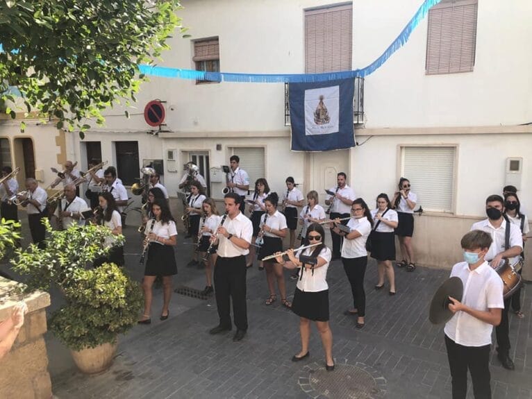 Músicos a la puerta de la iglesia
